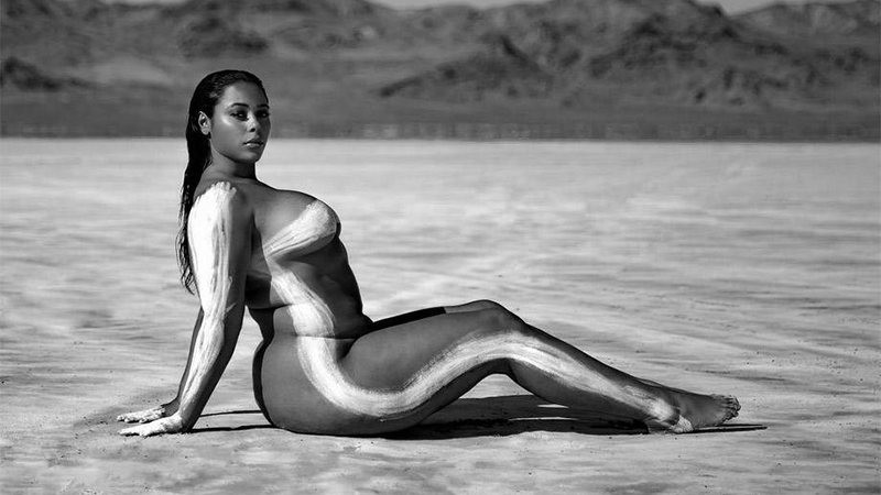 Imagem Modelo plus size Tabria Majors posa nua e recria ensaio de Kim Kardashian no deserto