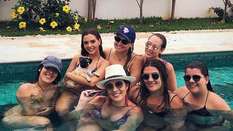 Giovanna Lancellotti e suas amigas em piscina no interior de São Paulo - Foto: Reprodução/Instagram