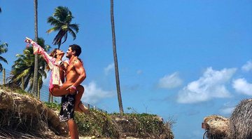 Giulia e Phellipe à beira da praia em Pernambuco - Foto: Reprodução/Instagram