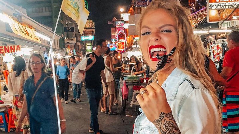 Luísa Sonza comeu espetinho de escorpião em barraquinha na Tailândia - Foto: Reprodução/ Instagram