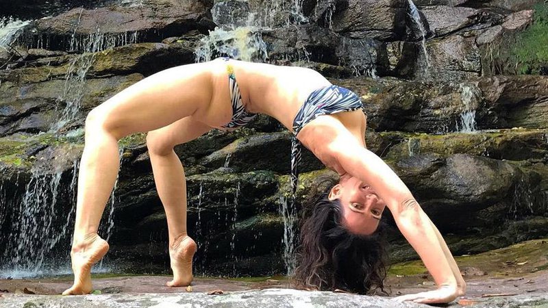 Ingra Lyberato surpreendeu ao demonstrar sua flexibilidade em meio à natureza - Foto: Reprodução/ Instagram