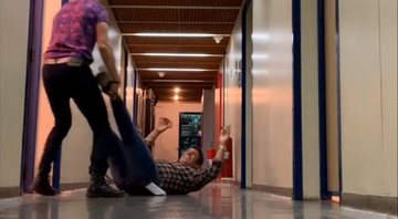 José Loreto arrasta Milhem Cortaz por corredor dos Estúdios Globo - Foto: Reprodução/ Instagram