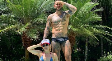 Karina e Lucas Lucco ostentaram seus corpos musculosos à beira da piscina - Foto: Reprodução/ Instagram