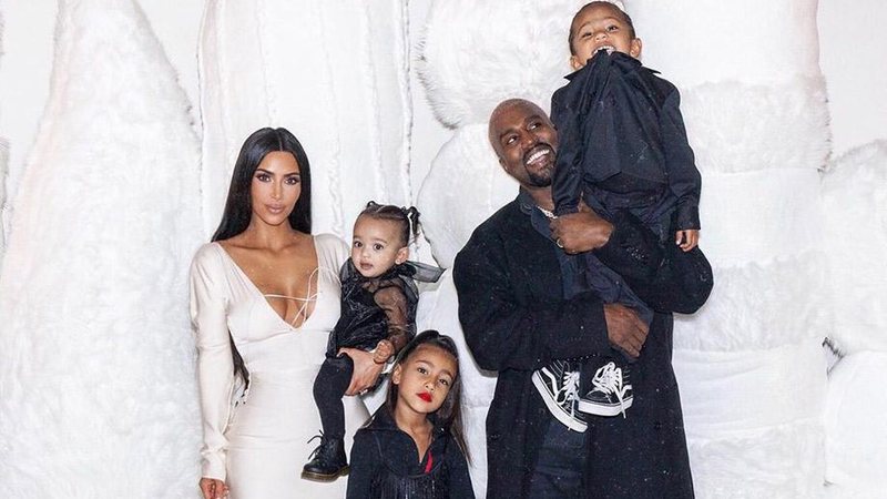 Kim Kardashian com o marido, Kanye West, e os filhos Saint, North e Chicago West - Foto: Reprodução/ Instagram