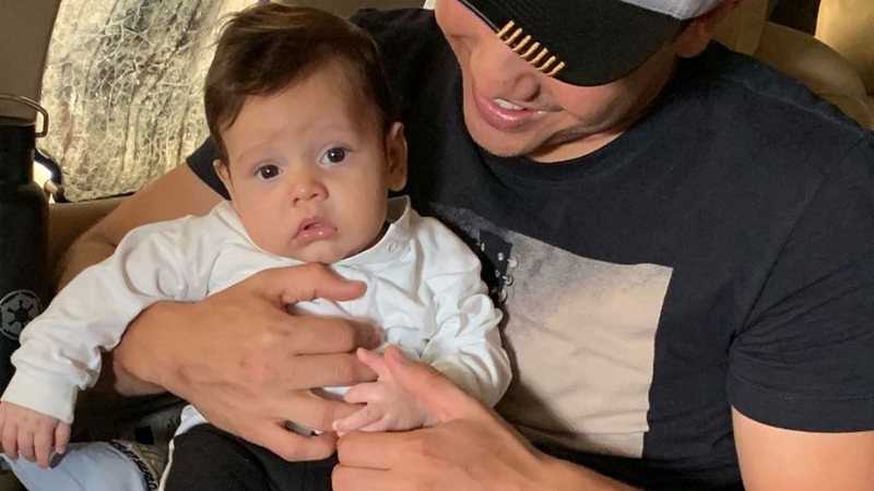 Wesley Safadão segura seu filho, Dom, no colo - Foto: Reprodução/Instagram