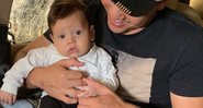 Wesley Safadão segura seu filho, Dom, no colo - Foto: Reprodução/Instagram