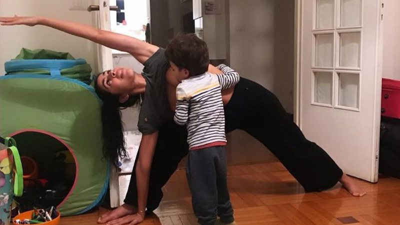 Bela Gil amamentando o filho caçula, Nino, durante a yoga - Foto: Reprodução/ Instagram