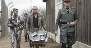 Mario Casas em cena de O Fotógrafo de Mauthausen - Foto: Reprodução/Netflix