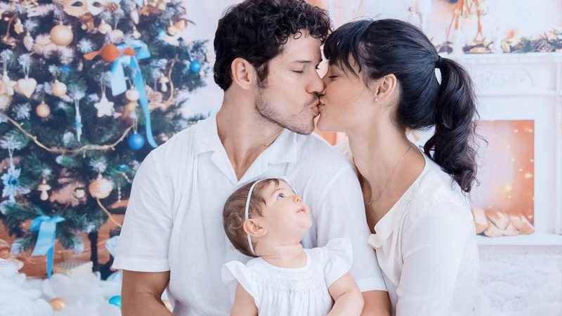 José Loreto com a ex-mulher, Débora Nascimento, e a filha, Bella, de 10 meses - Foto: Reprodução/ Instagram