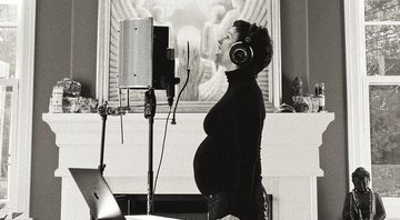Alanis Morissette exibe a barriga da terceira gravidez na web - Foto: Reprodução/ Instagram