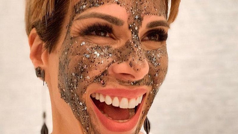Ana Furtado usando máscara facial com glitter em foto no Instagram - Foto: Reprodução/Instagram