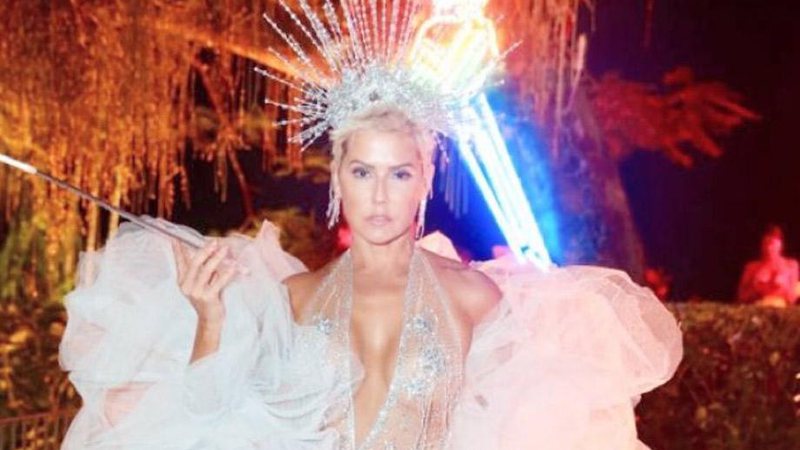 Deborah Secco escolheu look supertransparente para curtir o Baile da Arara - Foto: Reprodução/ Instagram
