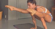 Grazi Massafera em uma complicada posição de yoga - Foto: Reprodução/Instagram
