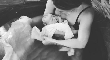 Hilary Duff relembra parto em casa e posa com a filha instantes após o nascimento da bebê - Foto: Reprodução/ Instagram