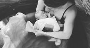 Hilary Duff relembra parto em casa e posa com a filha instantes após o nascimento da bebê - Foto: Reprodução/ Instagram