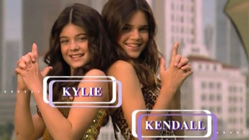 Kylie e Kendall Jenner na infância, e em foto atual – – Foto: Reprodução/ Instagram