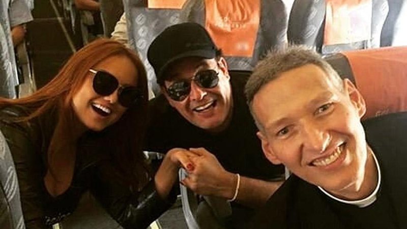 Sergio Mallandro dividiu voo com Ellen Rocche e padre Marcelo Rossi - Foto: Reprodução/ Instagram