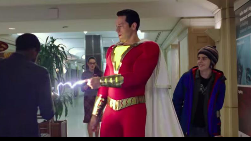 Billy Batson (Asher Angel) se transforma no super-herói Shazam - Foto: Reprodução/Warner Bros