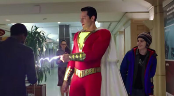 Billy Batson (Asher Angel) se transforma no super-herói Shazam - Foto: Reprodução/Warner Bros