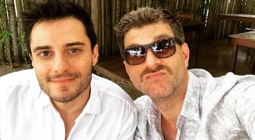 Hugo Bonemer e seu namorado, o ator Conrado Helt - Foto: Reprodução/Instagram