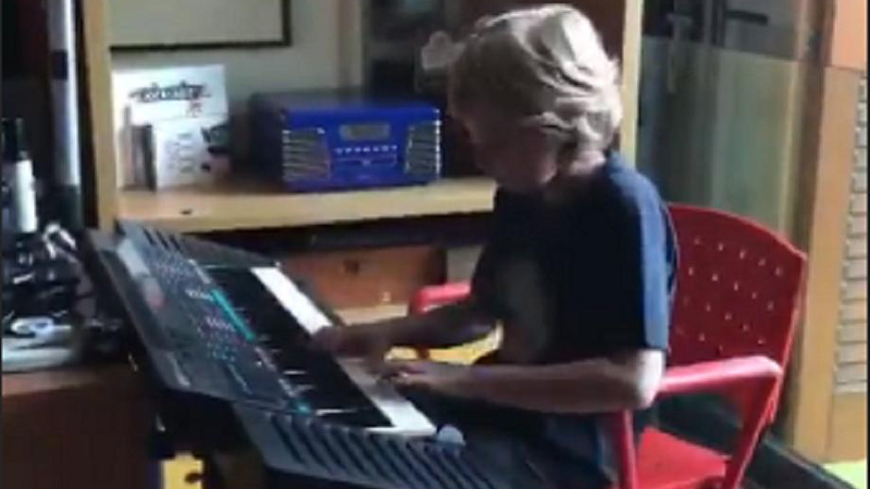 Dois momentos: Benício, filho de Luciano Huck, toca Queen no teclado - Foto: Reprodução/Instagram