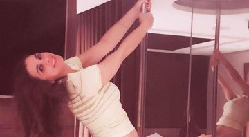 Luiza Ambiel posa de lingerie junto a barra de pole dance em quarto - Foto: Reprodução/ Instagram