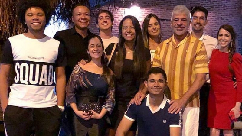 Lulu Santos organiza festa surpresa para aniversário de 27 anos do marido em Belo Horizonte, na companhia de amigos - Foto: Reprodução/Instagram