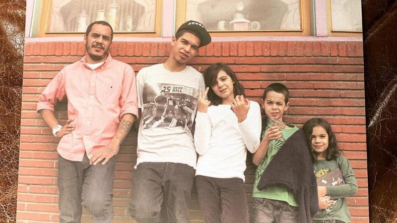 Em foto rara, Marcelo D2 aparece com seus quatro filhos - Foto: Reprodução/Instagram