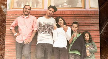 Em foto rara, Marcelo D2 aparece com seus quatro filhos - Foto: Reprodução/Instagram