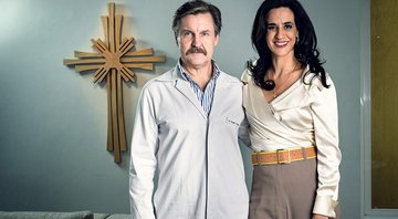 Antônio Calloni e Mariana Lima como Roger Abdelmassih e Glória, seus personagens na série Assédio - Foto: TV Globo/ Ramón Vasconcellos