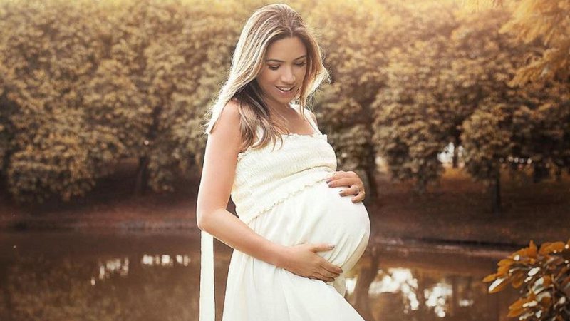 Patrícia Abravanel posa para foto com filhos e mostra o barrigão na fase final da gravidez - Foto: Reprodução/Instagram