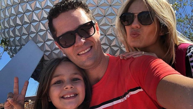Pedro Leonardo com a mulher, Thaís Gebelein, e a filha, Maria Sophia, de 7 anos, e amigos - Foto: Reprodução/ Instagram
