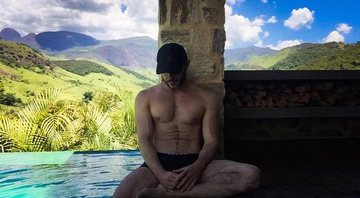 Ricardo Tozzi posa de sunga e ironiza a busca pelo corpo perfeito em fotos: “Simule que você poderia dormir assim” - Foto: Reprodução/Instagram