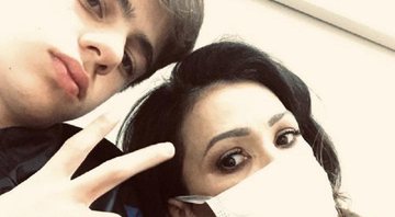 Suzana Alves, a eterna Tiazinha, acompanhada pelo enteado Felipe Saretta no hospital depois de contrair H1N1 - Foto: Reprodução/Instagram