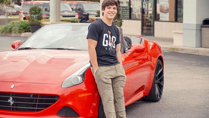 Thomaz Costa posa ao lado de Ferrari em foto no Instagram - Foto: Reprodução/Instagram