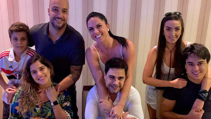 Zezé Di Camargo reuniu os filhos Camila e Igor, com seus respectivos pares, para almoço de Páscoa - Foto: Reprodução/ Instagram