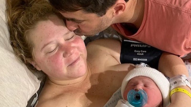 Amy Schumer deu à luz seu primeiro filho no último domingo (05/05) - Foto: Reprodução/ Instagram