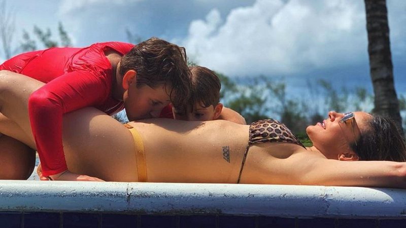 Cláudia Leitte compartilha foto de biquíni recebendo beijo dos filhos na barriga - Foto: Reprodução/Instagram