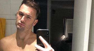 Sem camisa, Diego Hypólito tira selfie em frente ao espelho e mostra boa forma - Foto: Reprodução/Instagram