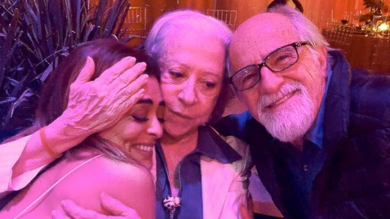 Fernanda Montenegro publica foto abraçada a Juliana Paes e Ary Fontoura - Foto: Reprodução/Instagram