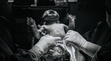 Flora Cruz com o marido, Alexandre Nascimento, e Ridan, seu filho recém-nascido - Foto: Reprodução/ Instagram