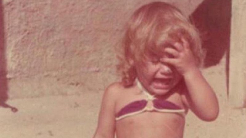 Flávia Alessandra publica foto de infância chorando em Arraial do Cabo - Foto: Reprodução/Instagram