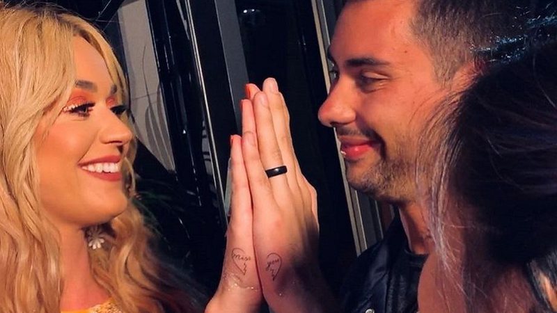 Katy Perry faz nova tatuagem ao lado de fã brasileiro em Los Angeles - Foto: Reprodução/Instagram