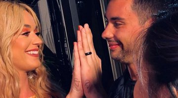 Katy Perry faz nova tatuagem ao lado de fã brasileiro em Los Angeles - Foto: Reprodução/Instagram