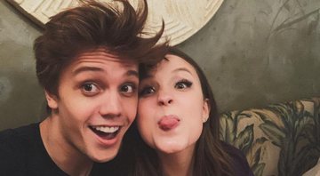 Larissa Manoela e Léo Cidade postam selfie e divertida não perdem a piada: “Juntos e shallow now” - Foto: Reprodução/Instagram