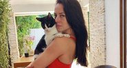 Paolla Oliveira posou com gato, sem maquiagem e shortinho - Foto: Reprodução/ Instagram