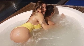 Solange Gomes realizou sonho de fã e entrou com ele na banheira - Foto: Reprodução/ Instagram