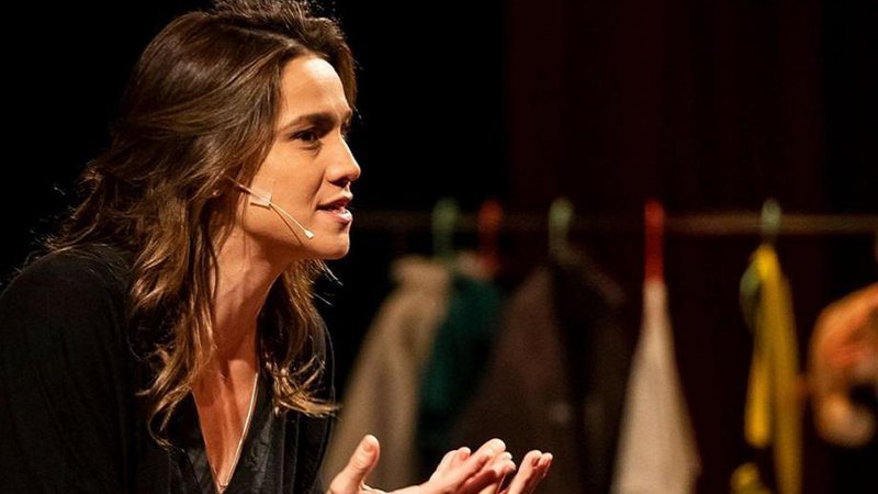 Fernanda Gentil em ação durante a peça/palestra Sem Cerimônia - Foto: Reprodução/Instagram