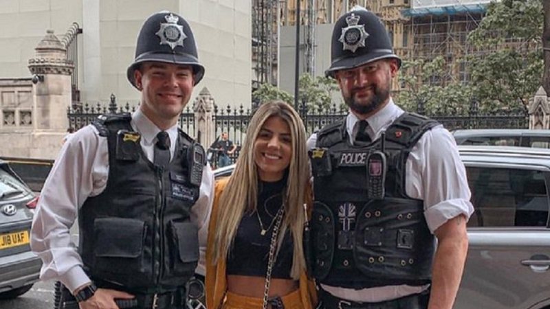 De férias em Londres, ex-BBB Hariany posa ao lado de policiais - Foto: Reprodução/Instagram