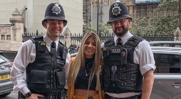De férias em Londres, ex-BBB Hariany posa ao lado de policiais - Foto: Reprodução/Instagram
